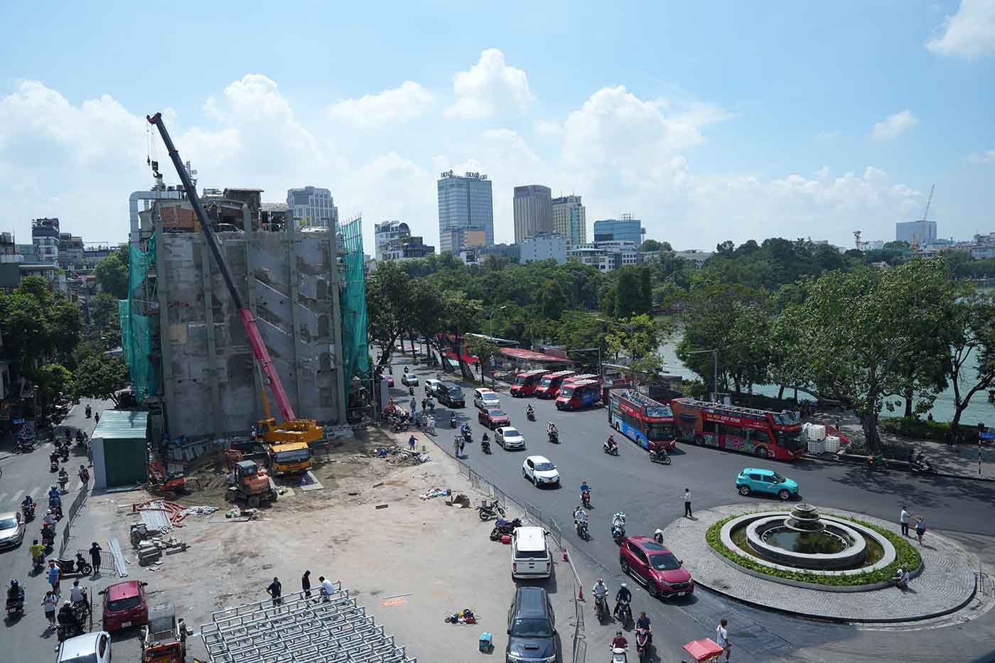 Toa nha Ham ca map da duoc pha do. Anh: Song Huu 