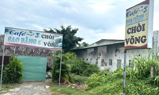 Công an phường Chơn Thành bắt giữ chủ quán cà phê Sao Băng 1 cho 4 nữ tiếp viên bán dâm. Ảnh: Công an tỉnh Đồng Nai