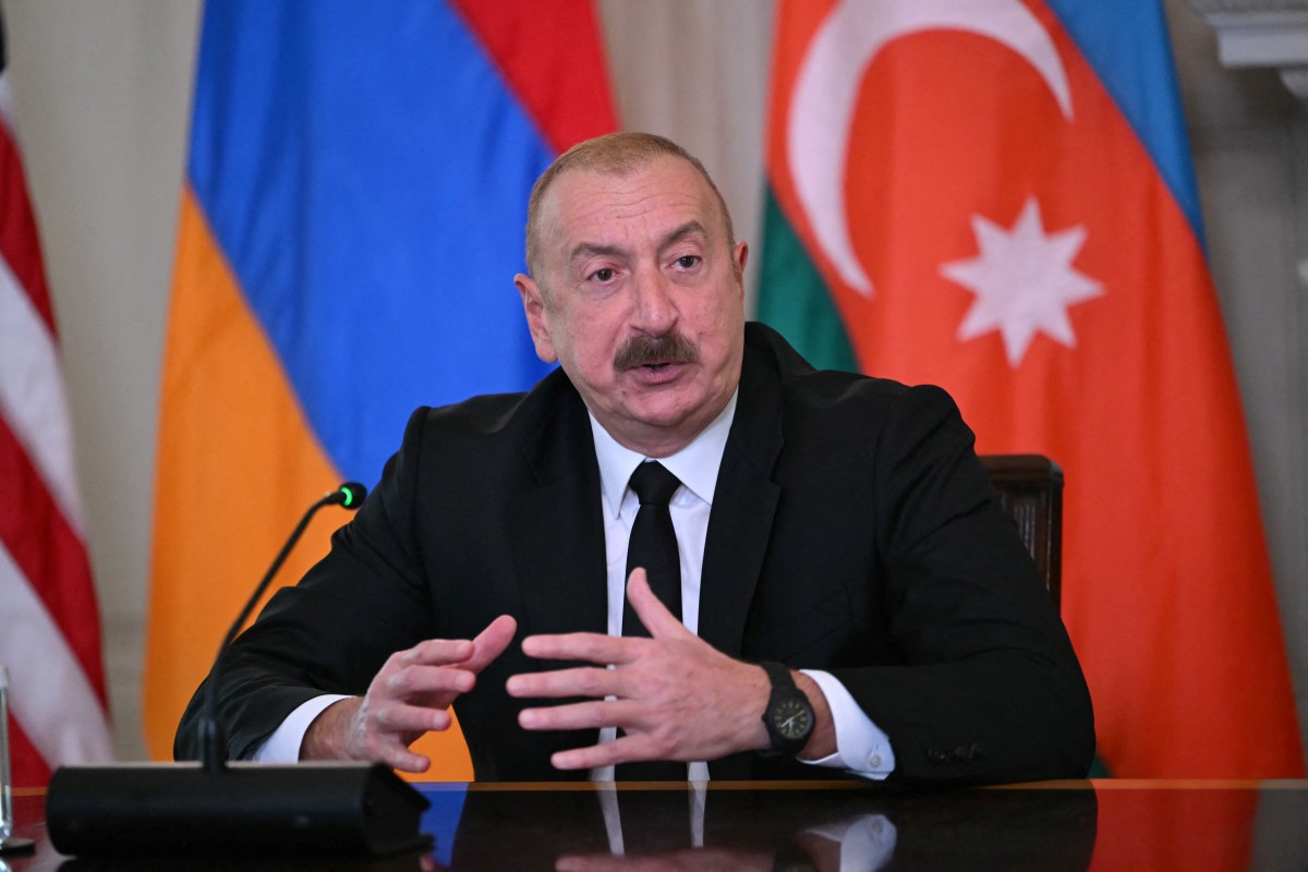 아제르바이잔 대통령 일함 알리예프는 러시아의 공습으로 손상된 우크라이나 석유 시설 복구를 돕기 위해 긴급 예산 집행을 명령했습니다. 사진: AFP