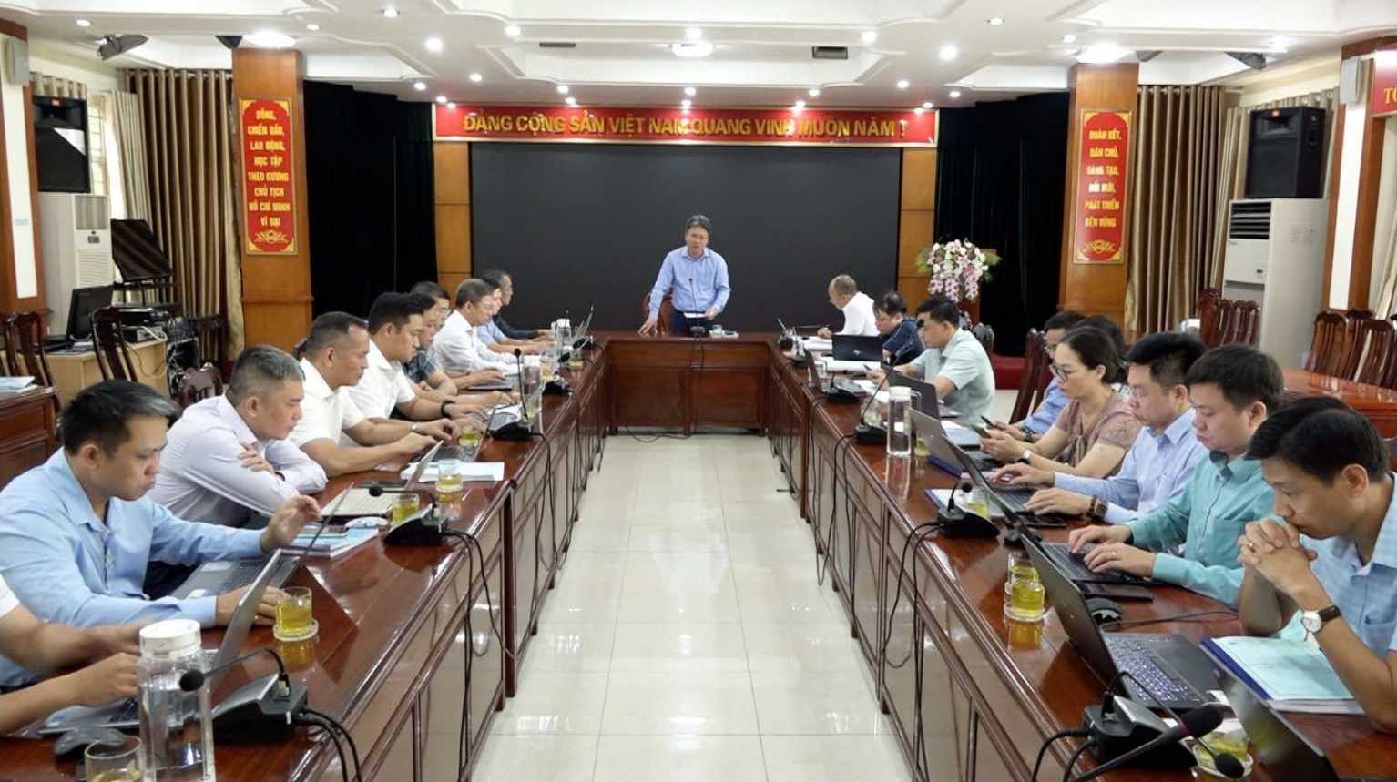 Pho Tong giam doc Tap doan Nguyen Tien Manh chu tri buoi lam viec voi TCT Khoang san - TKV 6 thang dau nam 2025.