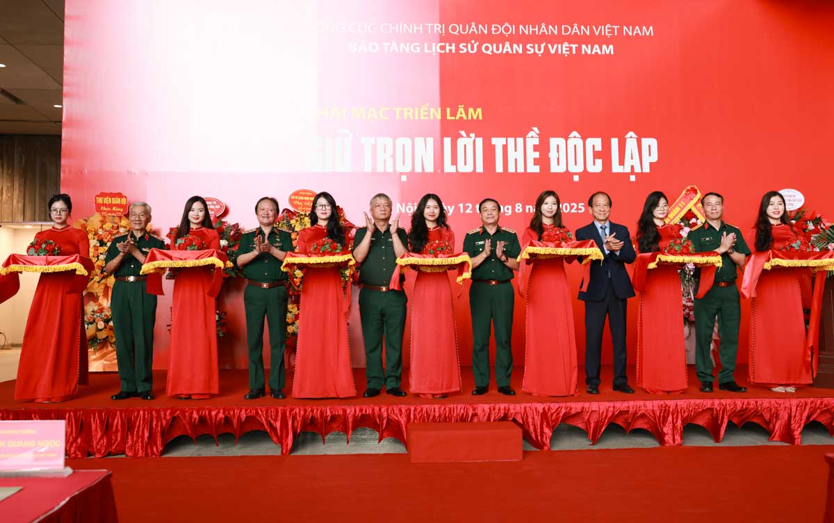 Cac dai bieu cat bang khai mac Trien lam. Anh: Hai Nguyen