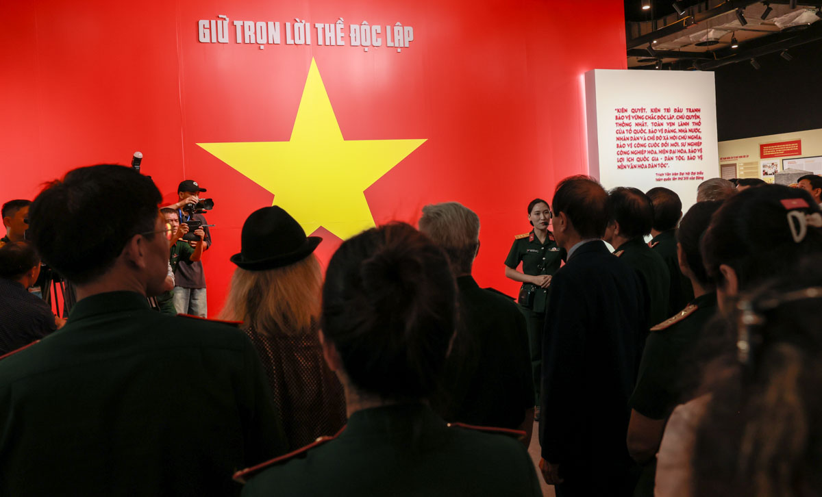 The thematic exhibition " Keeping the Oath of Independence" opened on the afternoon of August 12, in Hanoi. Photo: Hai Nguyen