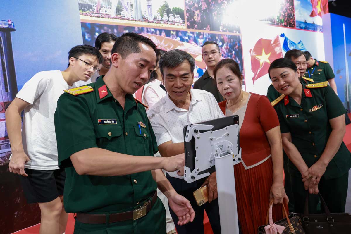 Trien lam ung dung cong nghe thuc te ao tang cuong va tri tue nhan tao nham tai hien lich su, tang tinh tuong tac va trai nghiem cho khach tham quan.