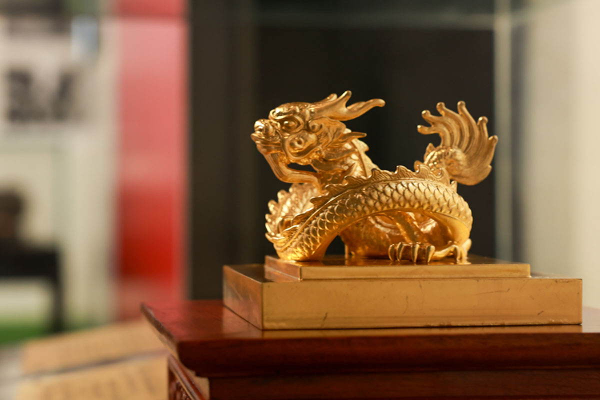 An “Hoang de chi bao” – bieu tuong quyen luc toi cao cua trieu dinh phong kien phien ban phuc che.