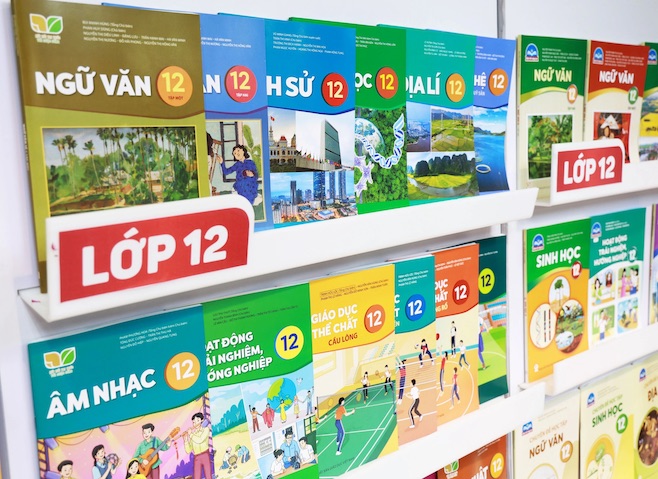 Trong nam hoc 2025-2026, cac truong su dung nguyen sach giao khoa da duoc lua chon de day hoc. Viec chinh sua chuong trinh 4 mon se thuc hien tu nam hoc 2026-2027. Anh: Van Trang  