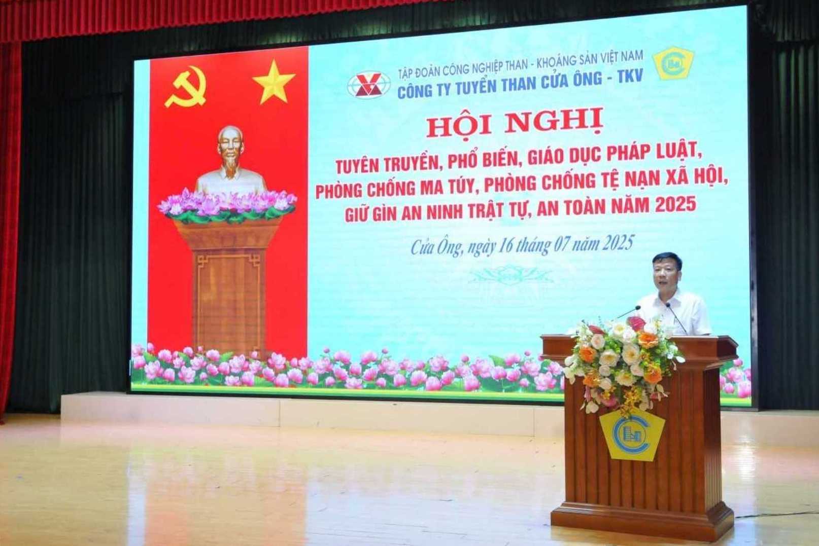Dong chi Nguyen Quang Hung - Pho Giam doc Cong ty phat bieu chi dao tai hoi nghi.
