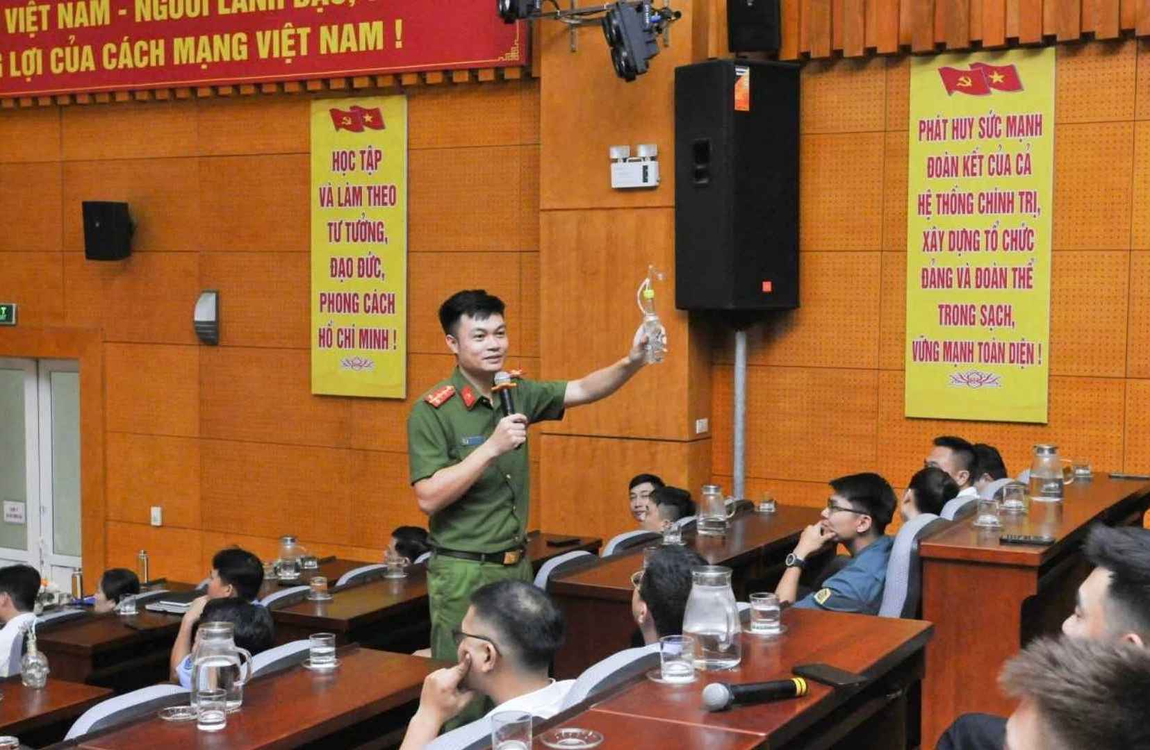 Dai uy Dinh Cong Hung - Pho doi truong Doi 3, Phong Canh sat dieu tra toi pham ve ma tuy Cong an tinh Quang Ninh - cung cap thong tin ve tinh hinh te nan ma tuy.