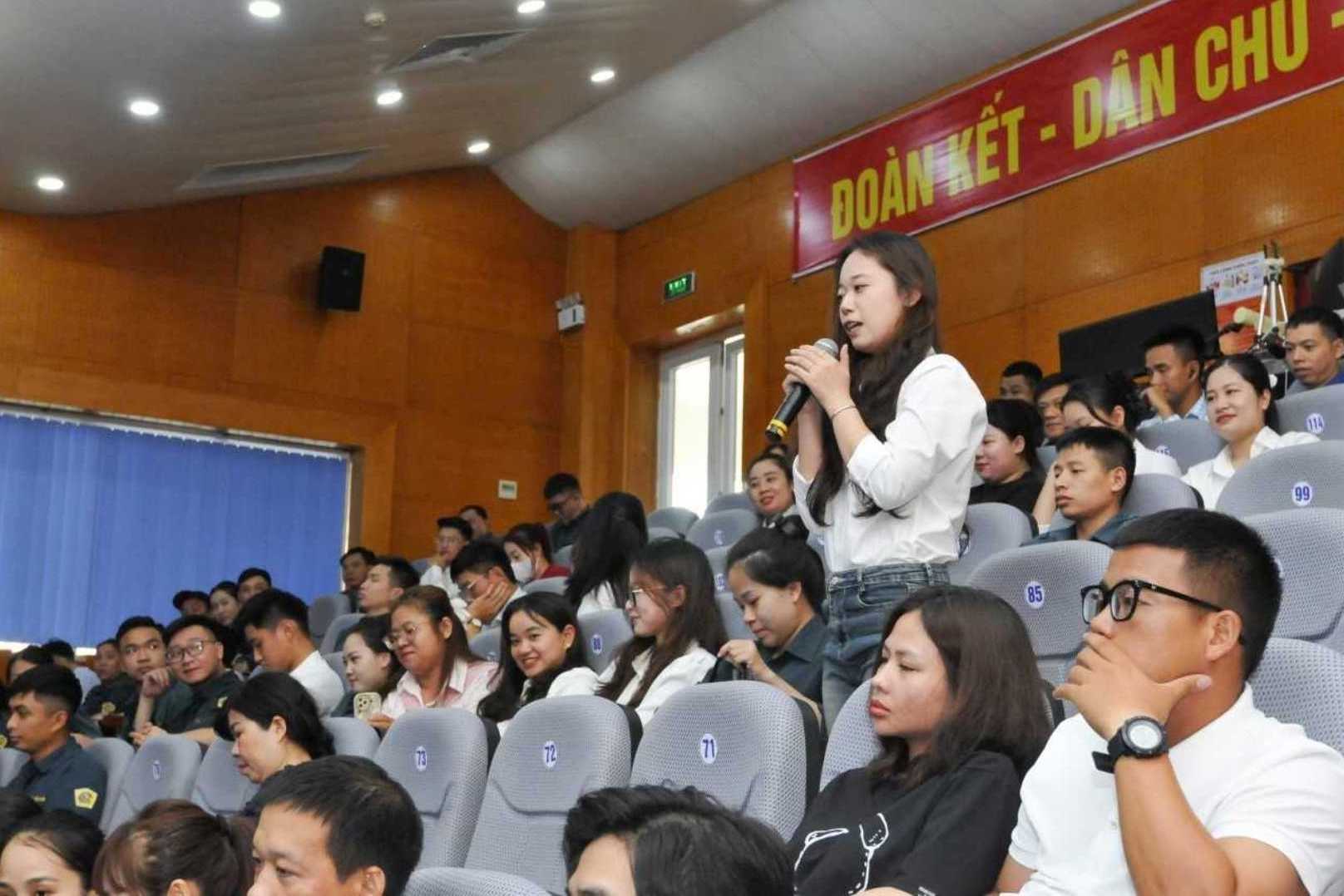 Cac DVTN, CNLD trong chuong trinh giao luu soi noi, hoi - dap cac noi dung ve te nan ma tuy va toi pham lua dao chiem doat tai san tren khong gian mang...