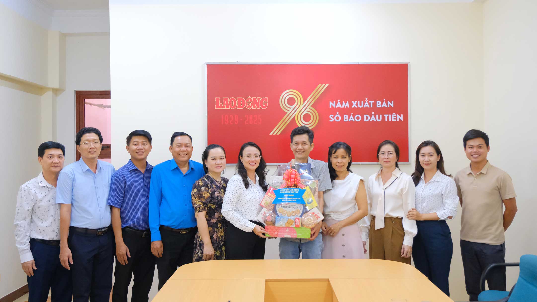 Doan cong tac cua LDLD TP Can Tho tang qua chuc mung Van phong dai dien Bao Lao Dong tai DBSCL nhan Ngay Bao chi cach mang Viet Nam. Anh: My Ly