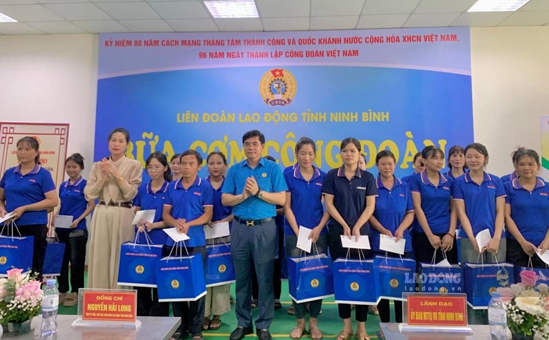 Implement activities to care for and improve the lives of union members and workers in Ninh Binh. Photo: Ha Vi