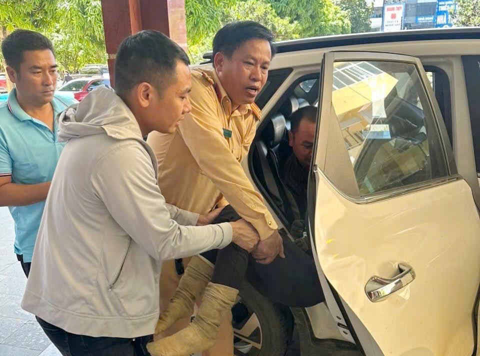 The traffic police honked, guided and assisted in taking the seriously injured woman on the children's car to the hospital for timely emergency care. Photo: Ha Tinh Police.