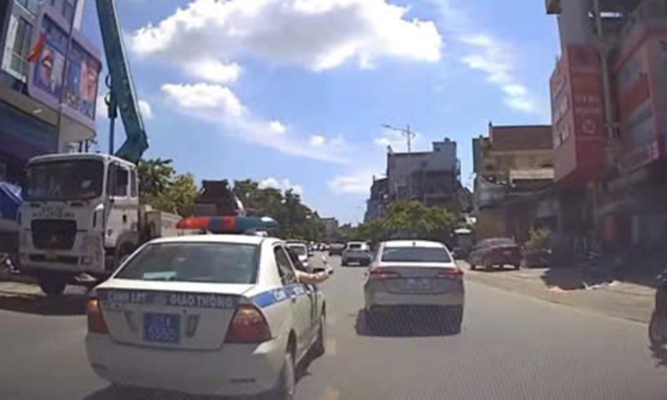 Chiec xe CSGT dan duong de xe con phia sau cho chi Tuyet vao Benh vien Da khoa tinh Ha Tinh. Anh cat tu camera hanh trinh.