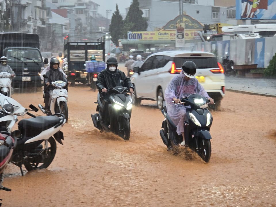 Heavy rain caused flooding in many areas in the center of Lam Dong province. Photo: Lam Hong