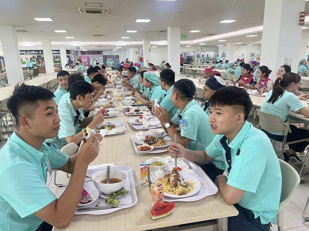 노동조합 식사는 노동자들에게 기쁨을 가져다줍니다. 사진: Kieu Vu