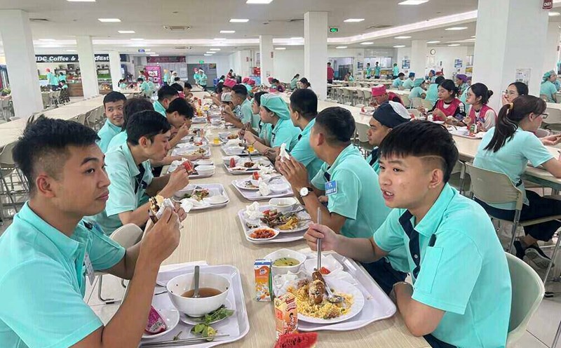The Union meal brings joy to the large number of workers. Photo: Kieu Vu