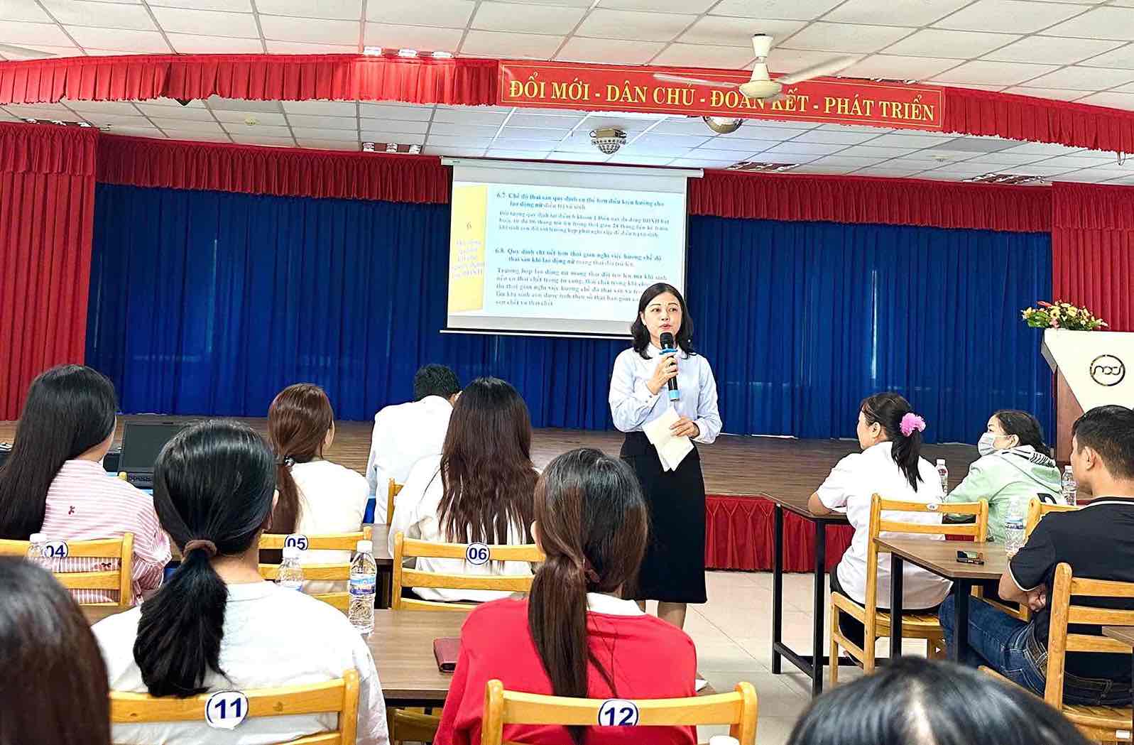 동나이에서 200명 이상의 노동자를 대상으로 사회 보험법 교육을 실시합니다. 사진: 푸퐁 베트남 유한회사 노동조합 지부