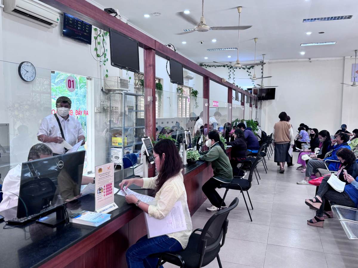 Officials and civil servants guide people through administrative procedures in Ho Chi Minh City. Photo: VFF Binh Thanh Ward
