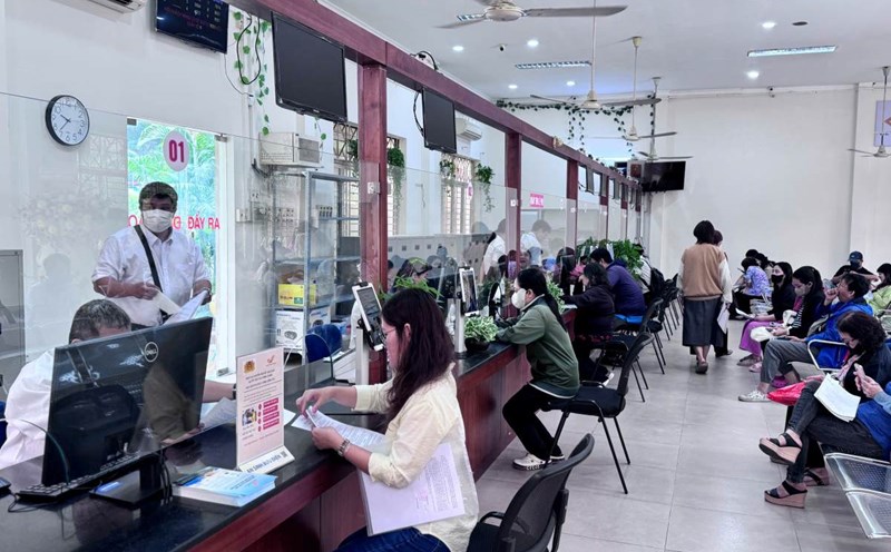 Officials and civil servants guide people through administrative procedures in Ho Chi Minh City. Photo: VFF Binh Thanh Ward