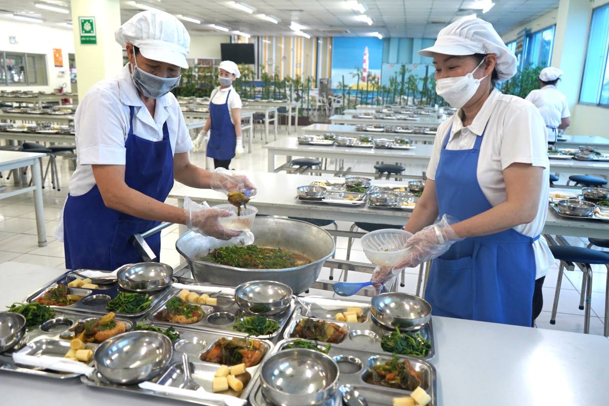 Nhạt Ban 산업 단지 - 하이퐁의 한 기업에서의 교대 식사. 사진: Mai Dung