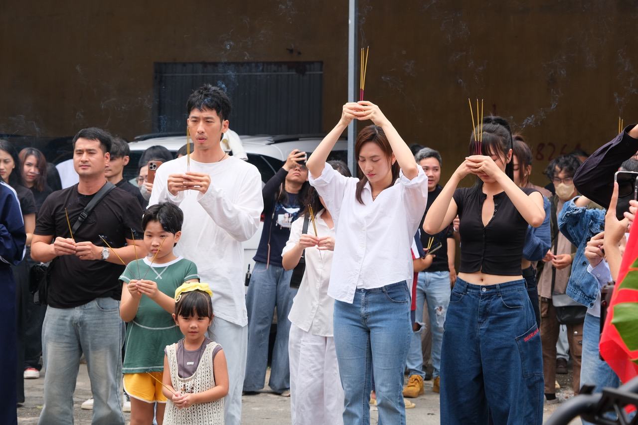 Tuan Tran and Phuong Anh Dao will star in the 2026 Tet film. Photo: Film crew