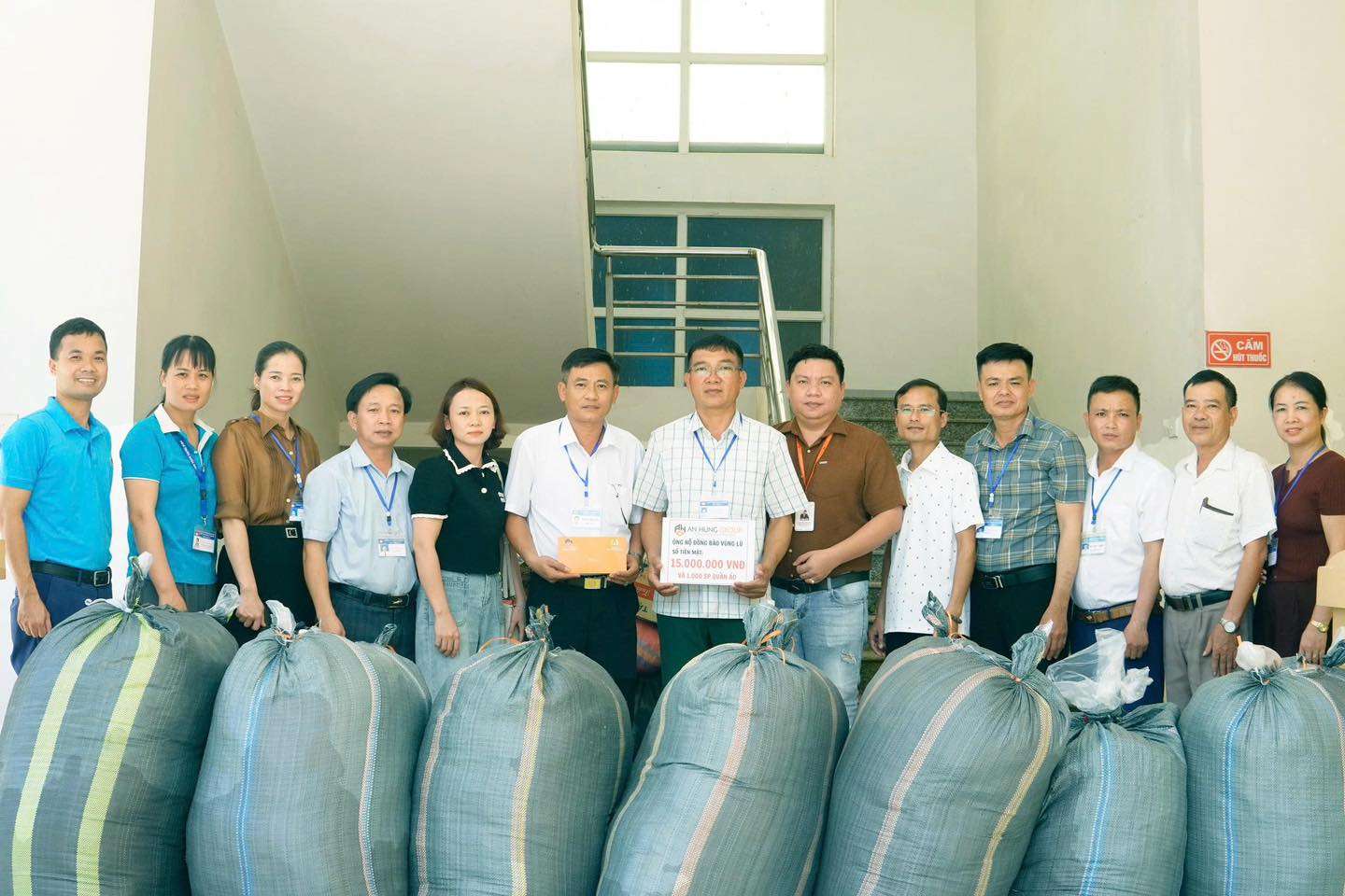 Los lideres y el Sindicato de la Compañia Anonima An Hung entregaron 15 millones de VND y algunas cajas de ropa nuevas al Sindicato de la comuna de Quan Thanh para apoyar a los compatriotas de las zonas inundadas del oeste de Nghe An. Foto: Ngoc Anh