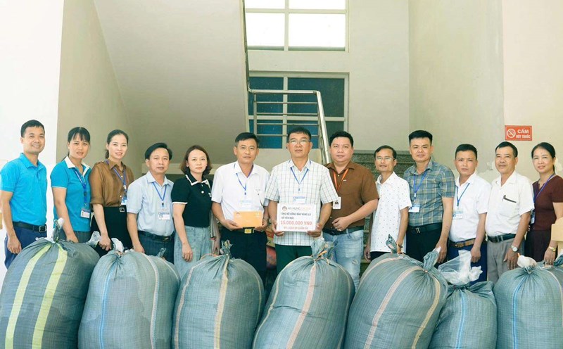 The leaders and Trade Union of An Hung Joint Stock Company presented 15 million VND and some new boxes of clothes to the Trade Union of Quan Thanh Commune to support people in the flooded areas of the western Nghe An. Photo: Ngoc Anh