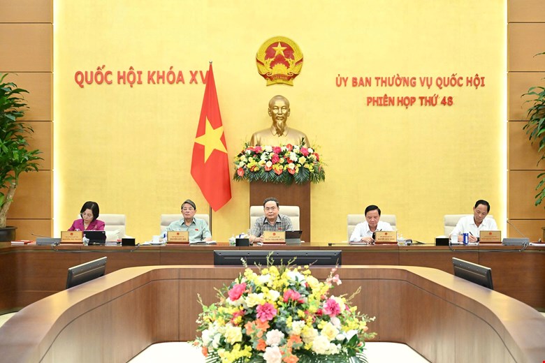The National Assembly Standing Committee gave opinions on the explanation, acceptance and revision of the draft Law amending and supplementing a number of articles of the Law on Supervisory Activities of the National Assembly and People's Councils. Photo: Quochoi.vn