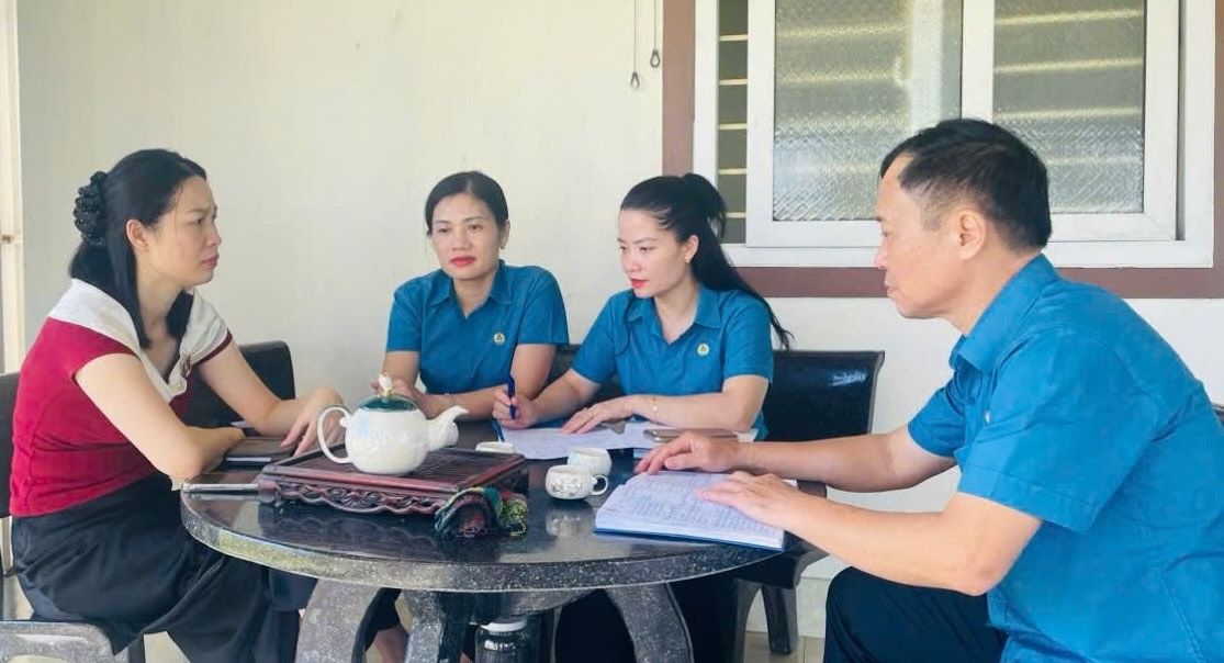 하띤 노동총연맹은 기업에 기초 노동조합이 효과적으로 활동하고 노동자를 돌볼 수 있도록 조건을 조성해 줄 것을 요청합니다. 사진: 하띤 노동조합