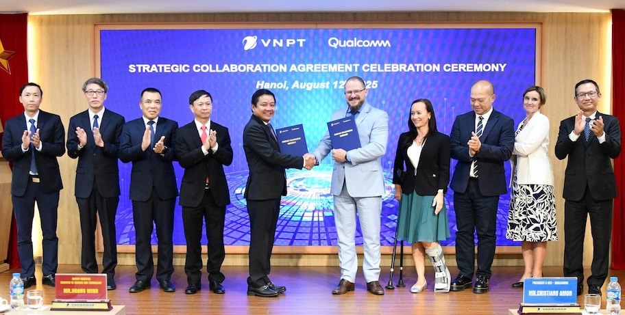 Tong giam doc VNPT Huynh Quang Liem va ong Cristiano Amon, Chu tich kiem Tong giam doc Qualcomm trao thoa thuan hop tac chien luoc giua hai tap doan. Anh: VNPT 