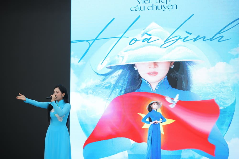 Ca si Duyen Quynh the hien ca khuc 