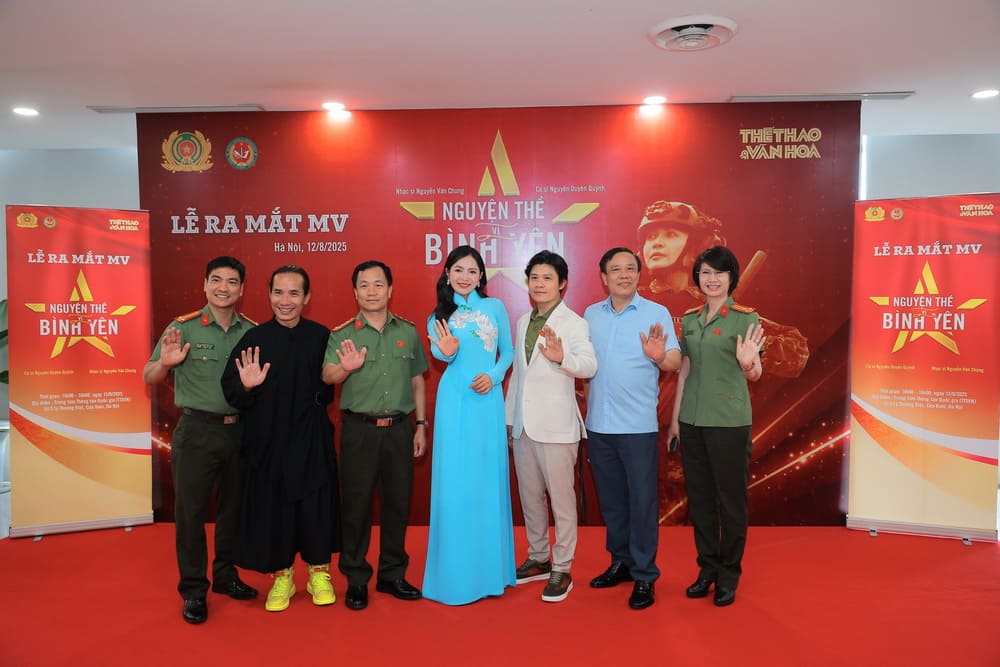 Musician Nguyen Van Chung and singer Duyen Quynh at the MV introduction in Hanoi. Photo: Character provided
