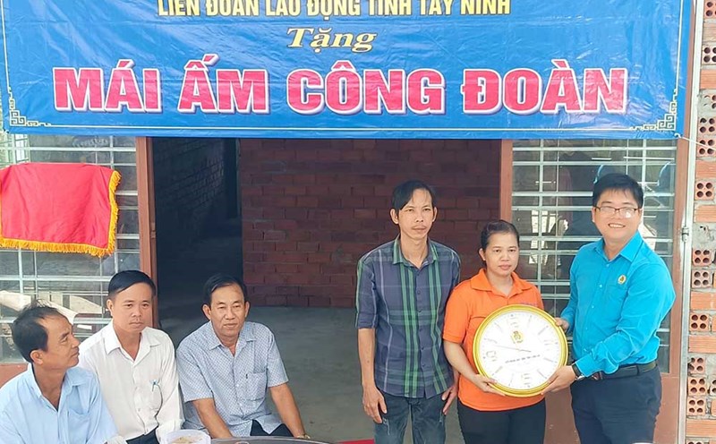 Vice President of Tay Ninh Provincial Labor Federation Nguyen Hoai Thanh presented "Union Shelter" to union members. Photo: My Hanh
