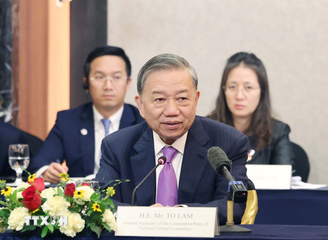 General Secretary To Lam spoke at a meeting with some leaders of leading Korean corporations. Photo: VNA