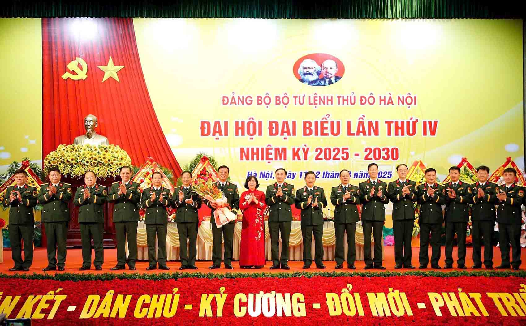 The Executive Committee of the Party Committee of the Hanoi Capital Command, term IV, 2025-2030, launched the Congress. Photo: Viet Thanh