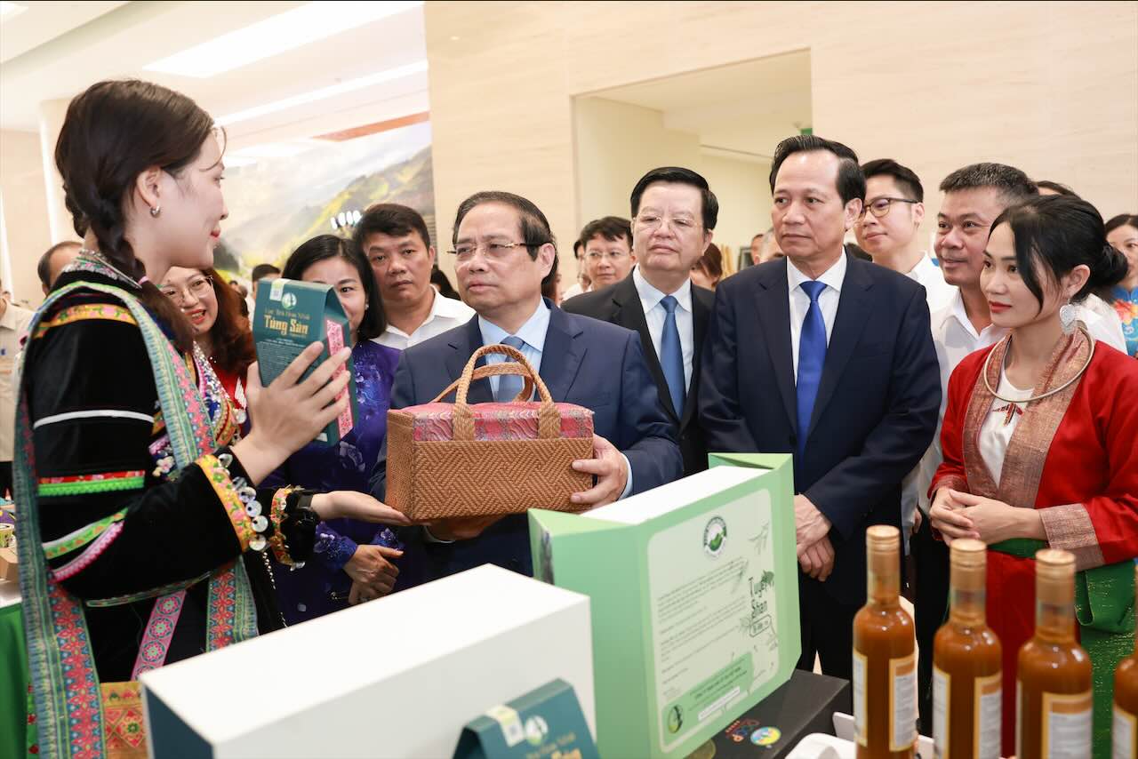 Thu tuong Chinh phu Pham Minh Chinh va cac dai bieu tham quan cac san pham tieu bieu cua vung dong bao dan toc thieu so va mien nui. Anh: Hai Nguyen
