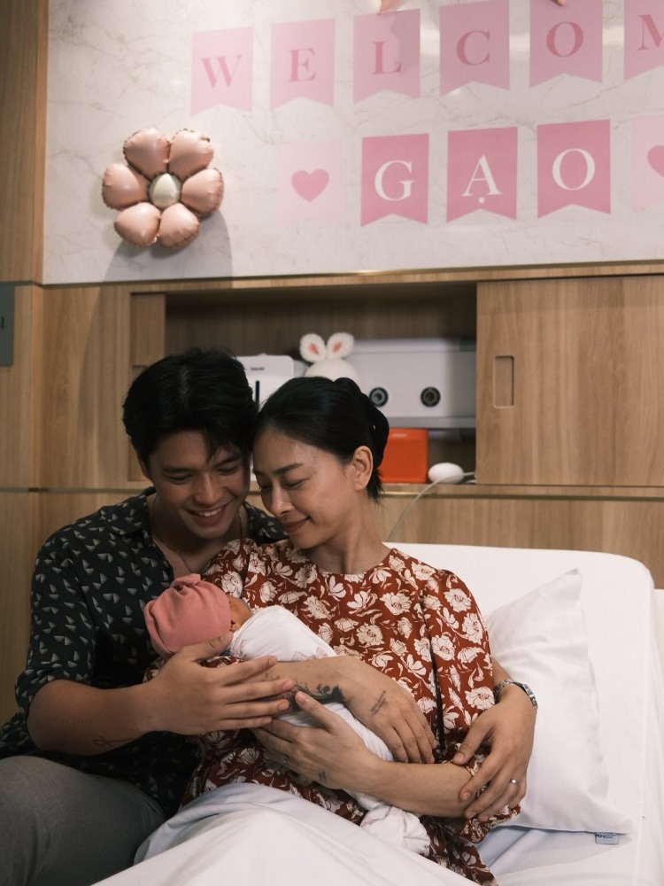 Vo chong Ngo Thanh Van don con gai chao doi. Anh: Nhan vat cung cap