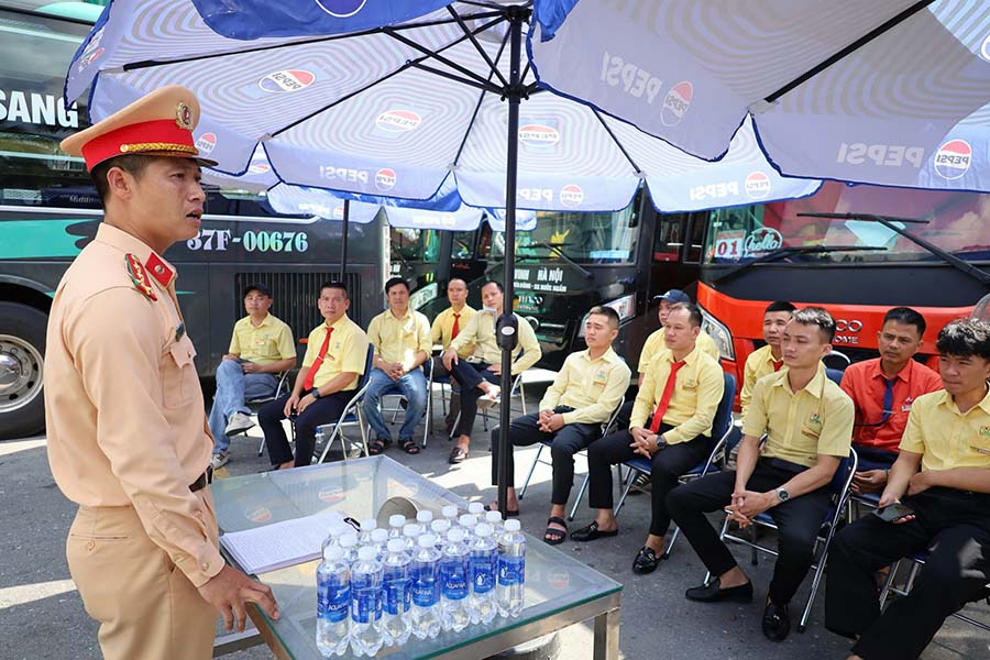 Doi CSGT duong bo so 14 truc tiep tuyen truyen phap luat tai ben xe Nuoc Ngam. Anh: Tien Trach