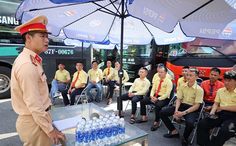 Road Traffic Police Team No. 14 directly propagated the law at Nuoc Ngam Bus Station. Photo: Tien Trach