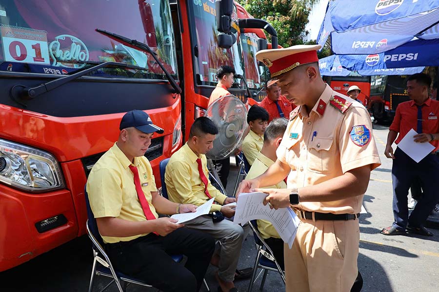 CSGT truc tiep chia se “cam nang” phap luat doi voi lai, phu xe lien tinh. Anh: Tien Trach