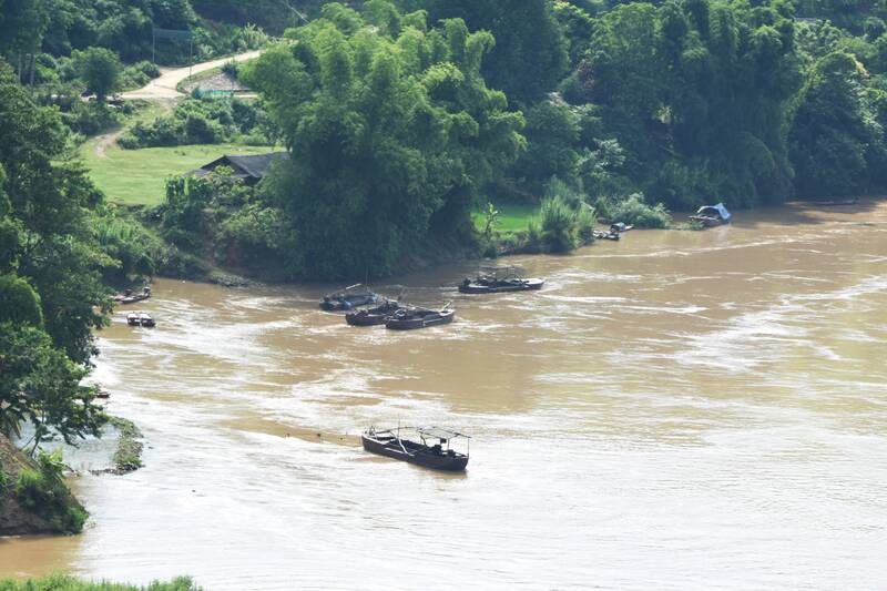 Tau thuyen o khu vuc duoi chan cau Muong La neo dau, khong hoat dong khi Thuy dien Son La xa day. Anh: Truong Son