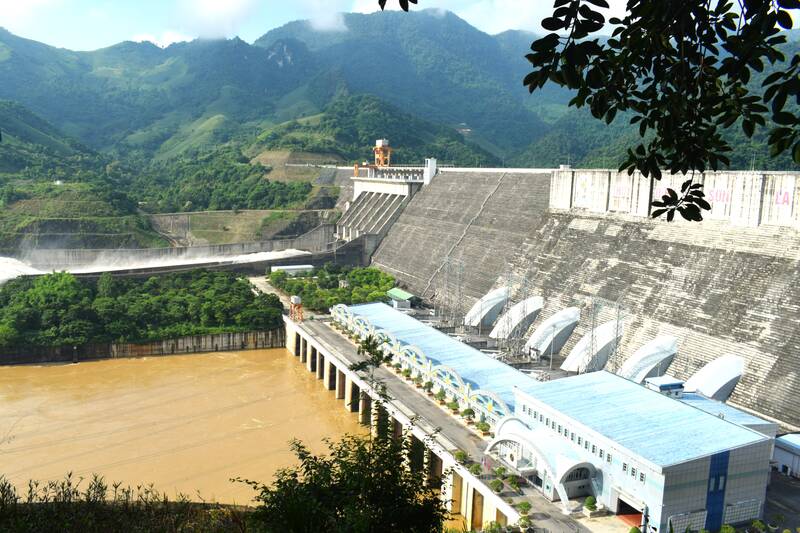 Son La水力発電所は8月11日午後に1つの放水口を開設しました。写真:Truong Son