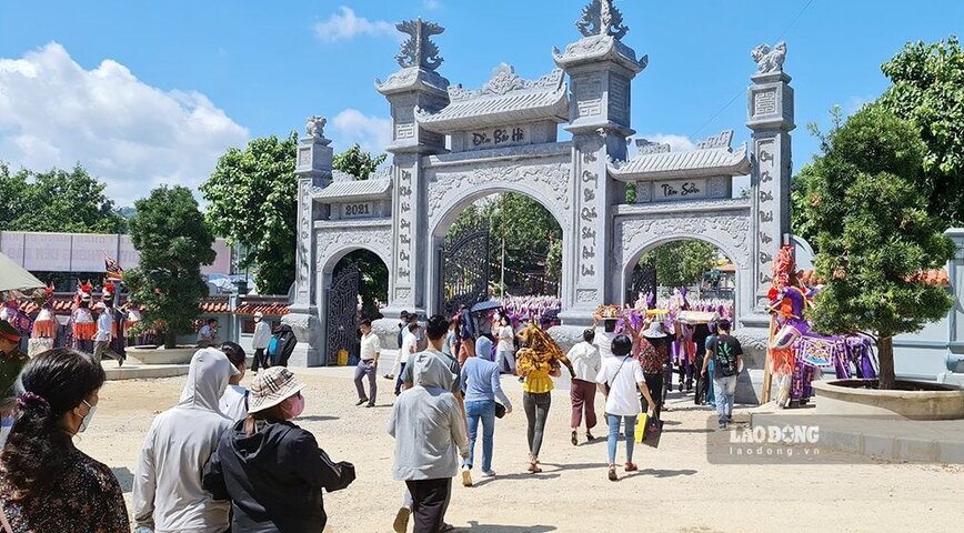 ラオカイ省の有名な神聖な寺院であるバオハ寺は、引き続き修復、修復されます。写真:Van Duc.