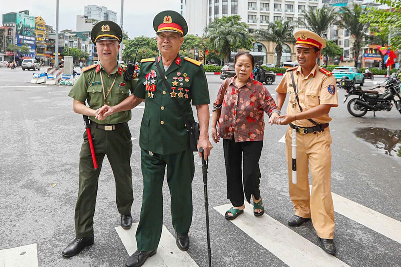 Luc luong chuc nang ho tro vo chong ong Nguyen Van Mua di chuyen vao diem xem dieu binh. Anh: Tien Trach