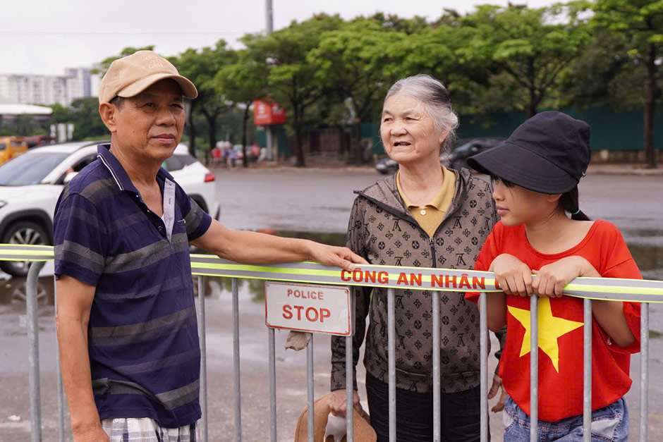 Ba Nguyen Thi Khoi cung gia dinh ngong cho den gio dieu binh. Anh: Linh Trang - Trang Anh
