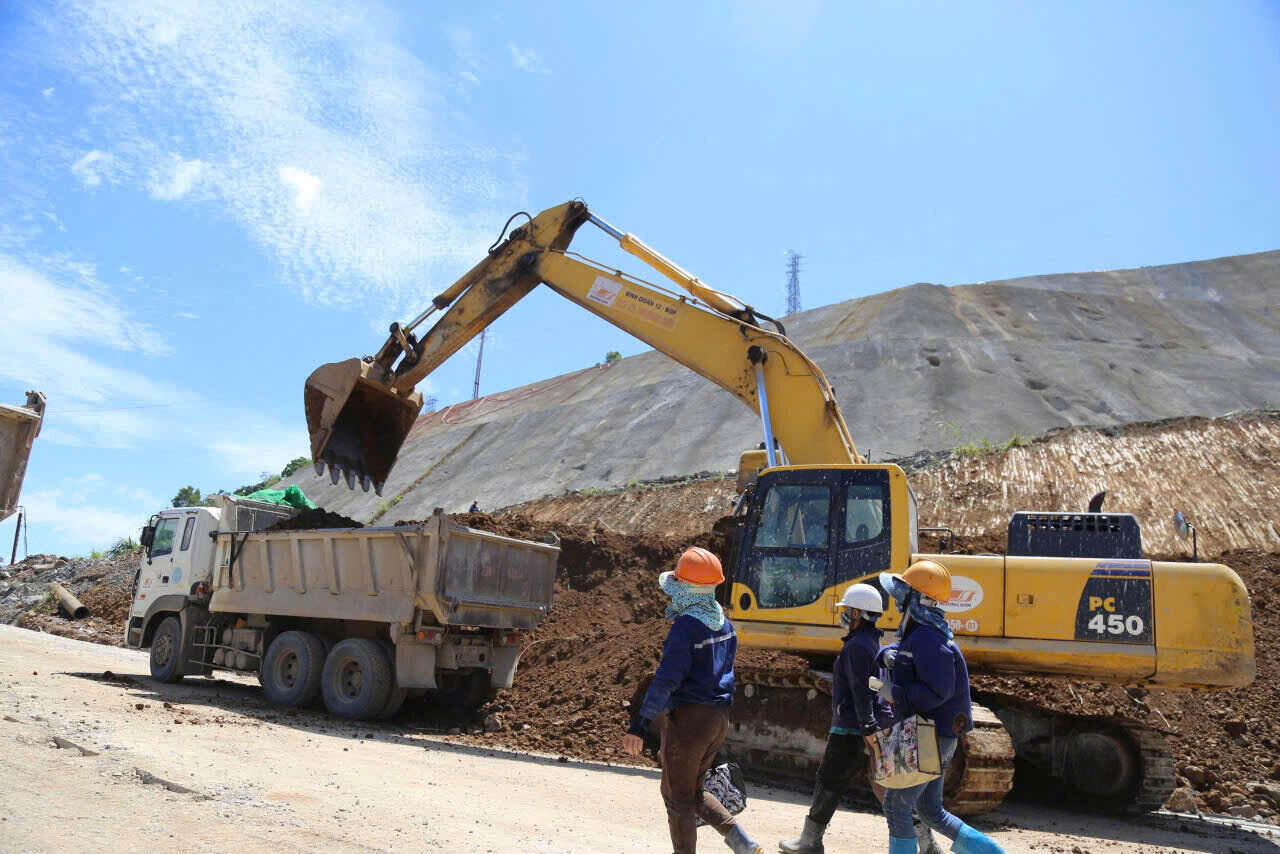 Tren cong truong Thuy dien Hoa Binh mo rong, phuong tien, may moc hien dai hoat dong lien tuc, duoc dieu phoi nhip nhang, dam bao tien do. Anh: Le Chung