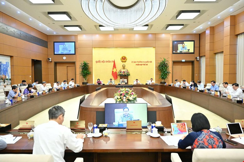 The National Assembly Standing Committee also discussed today the draft Law amending and supplementing a number of articles of the Law on Education. Photo: Quochoi.vn