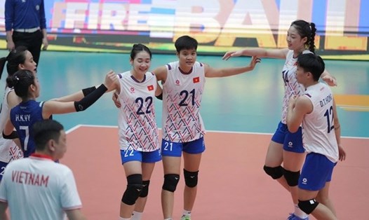 The U21 Vietnam volleyball team was unfortunately defeated after the group stage. Photo: VFV