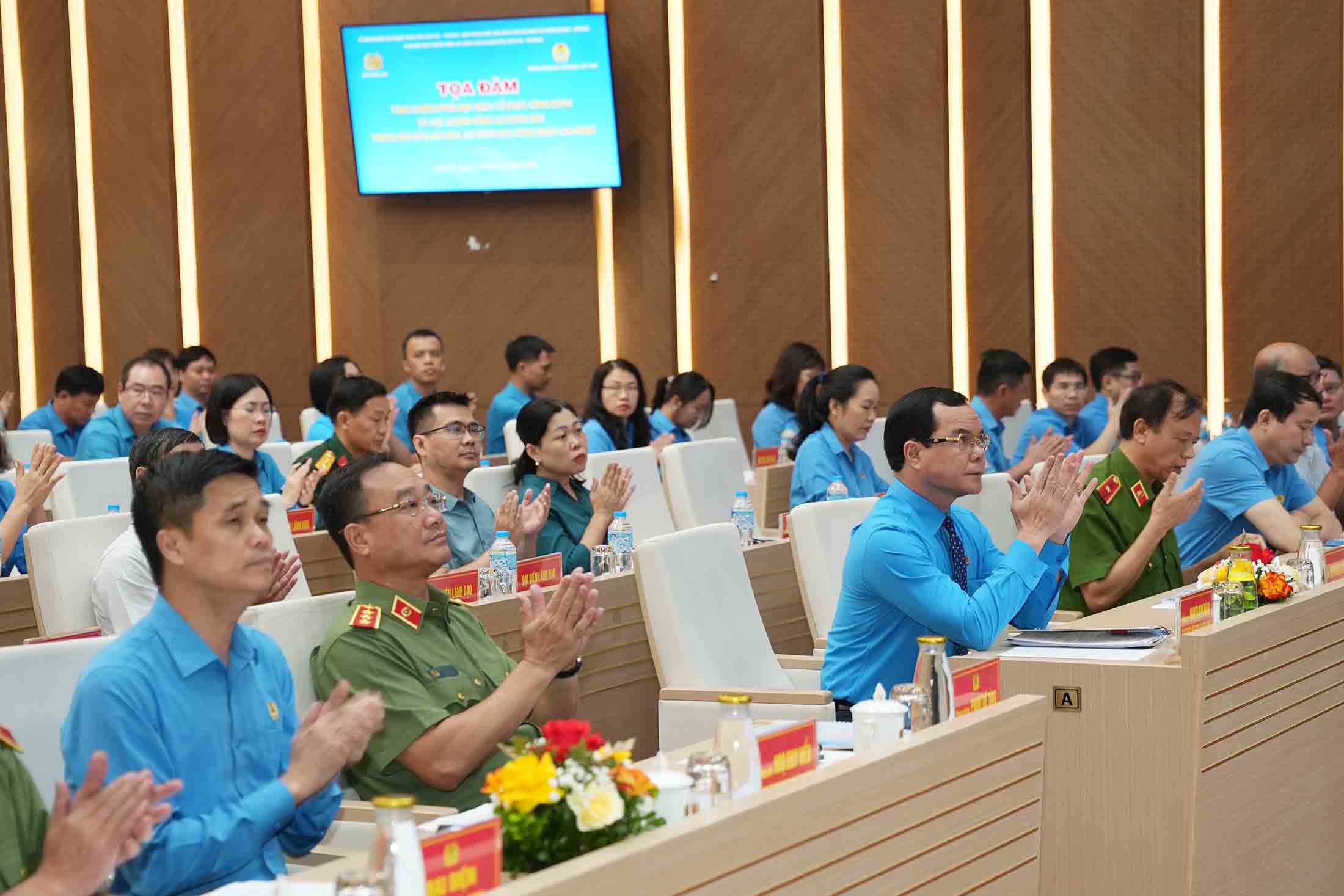 Ong Nguyen Dinh Khang - Uy vien Trung uong Dang, Pho Chu tich Uy ban Trung uong Mat tran To quoc Viet Nam, Chu tich Tong Lien doan Lao dong Viet Nam du buoi toa dam. Anh: Huu Chanh