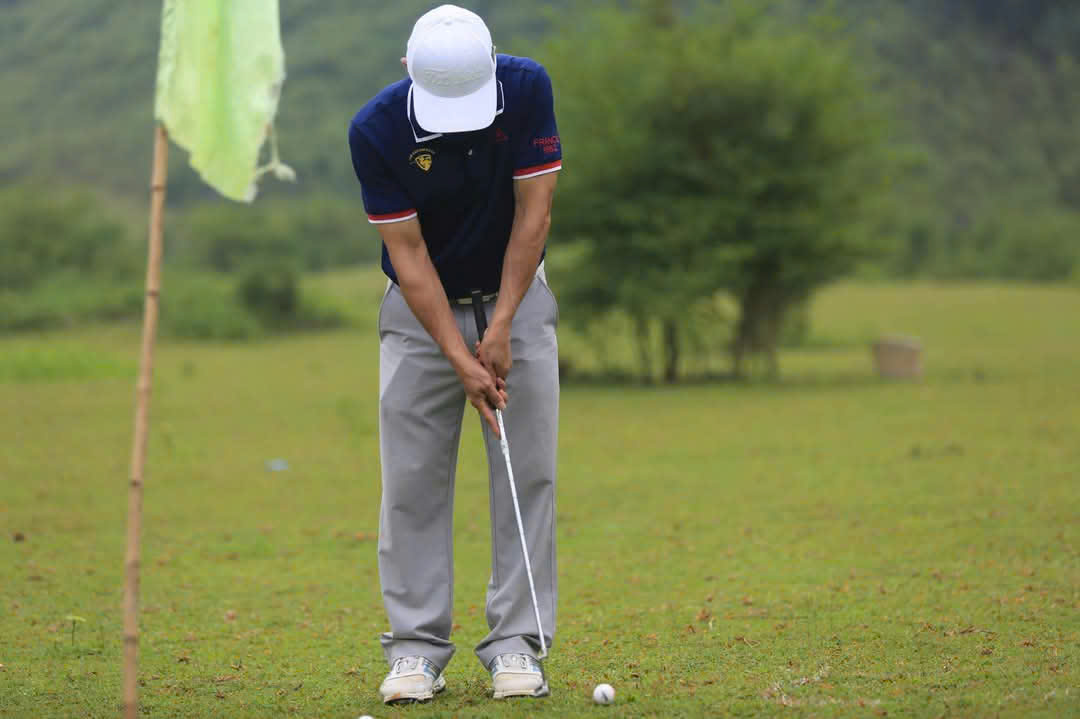 Choi golf tai “san golf nha ngheo“. Anh: Tan Van