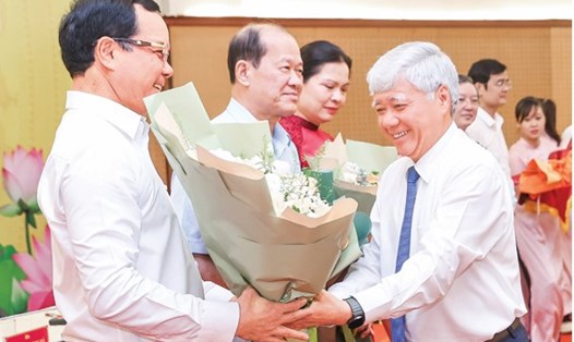 Ủy viên Bộ Chính trị, Bí thư Trung ương Đảng, Chủ tịch Ủy ban Trung ương MTTQ Việt Nam Đỗ Văn Chiến tặng hoa chúc mừng Ủy viên Trung ương Đảng, Phó chủ tịch Ủy ban Trung ương MTTQVN, Chủ tịch Tổng LĐLĐVN Nguyễn Đình Khang. Ảnh: HẢI NGUYỄN